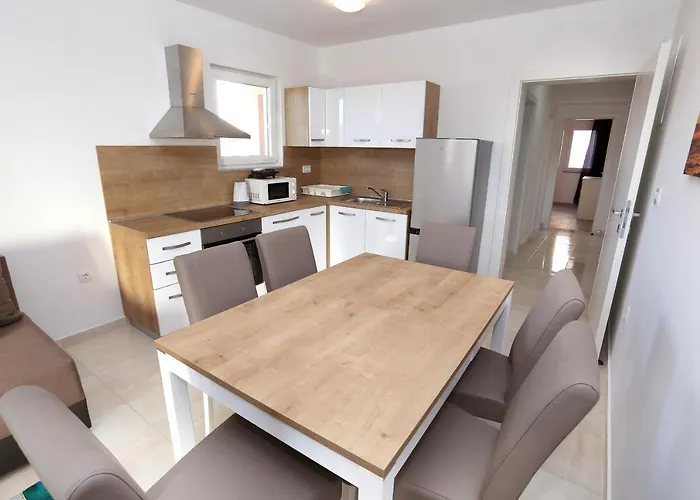Beautiful 2-bed In Okrug Gornji Apartman *