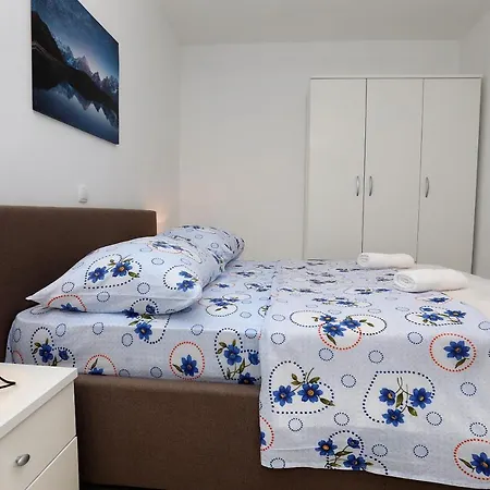 Beautiful 2-bed In Okrug Gornji