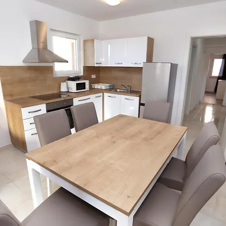 Beautiful 2-bed In Okrug Gornji Apartman *