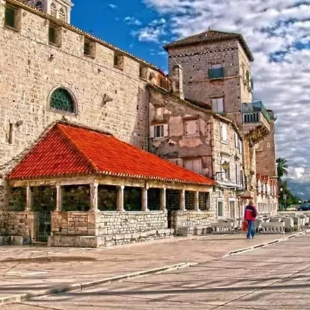 Beautiful 2-bed In Okrug Gornji *