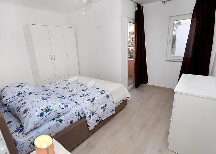 Beautiful 2-bed In Okrug Gornji
