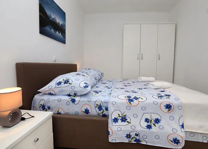 Beautiful 2-bed In Okrug Gornji
