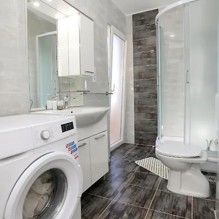 Beautiful 2-bed In Okrug Gornji Διαμέρισμα Τρογκίρ