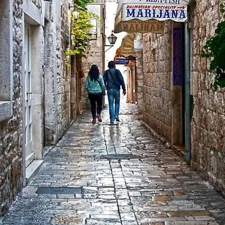 Beautiful 2-bed In Okrug Gornji Διαμέρισμα