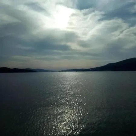 Beautiful 2-bed In Okrug Gornji Διαμέρισμα Τρογκίρ